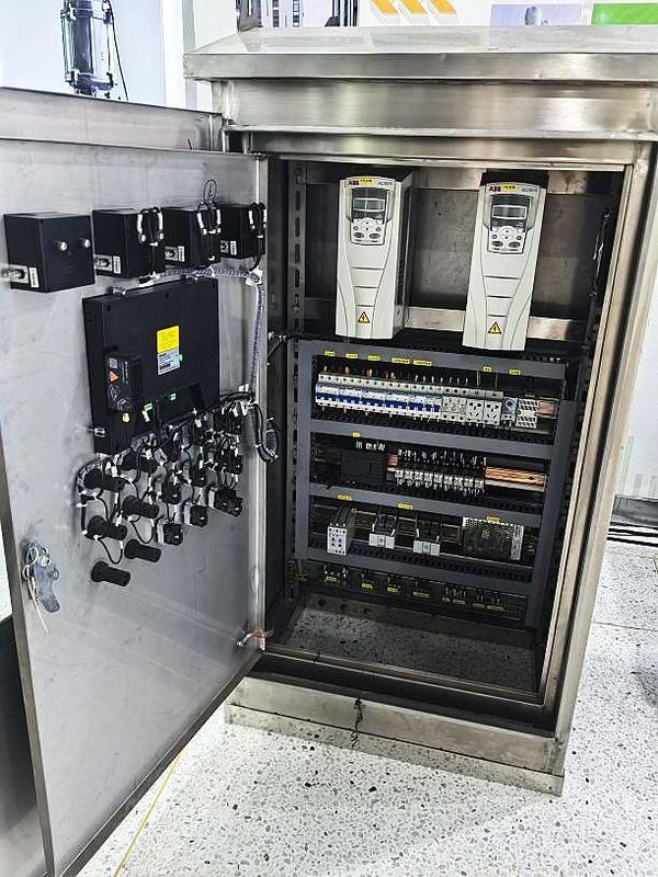 Inverter industri tiga fase 380V 7.5kw 11kw 15kw Untuk AC Frequency Changer dengan PLC Variable Frequency Control Cabinet